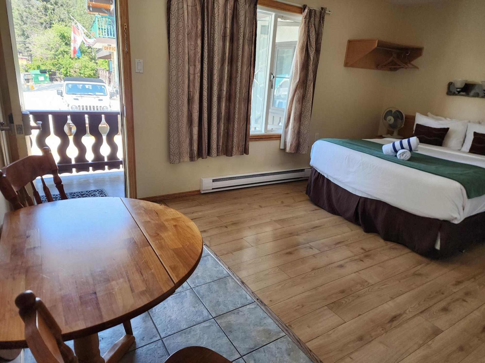 Motel Tyrol Radium Hot Springs Zewnętrze zdjęcie