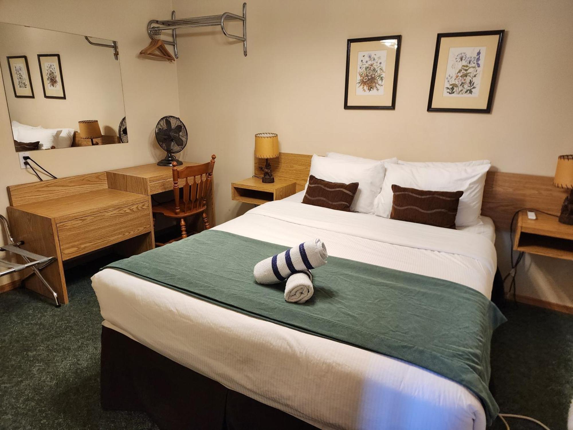 Motel Tyrol Radium Hot Springs Zewnętrze zdjęcie